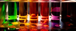 Proefbuizen met vloeistoffen in verschillende kleuren