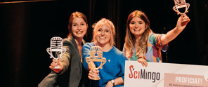 Drie mensen poseren trots met een bord met de tekst SciMingo, terwijl ze microfoons vasthouden.