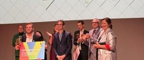 Foto van de winnaar van de Vlaamse PhD Cup met zijn trofee en cheque.